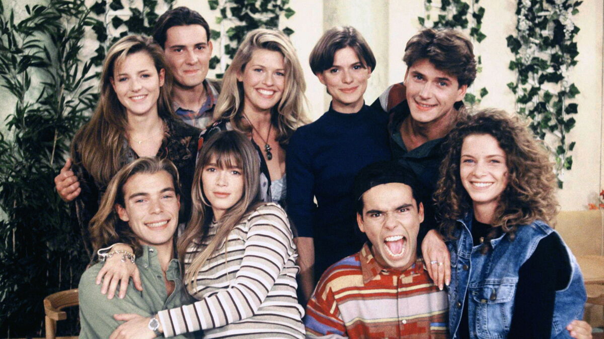 Photo des comédiens de la sitcom « Hélène et les Garçons »